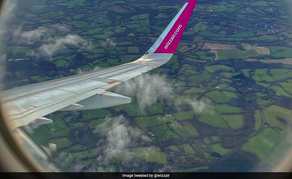 Flight Delayed Over An Hour After Crew Wrongly Accuses Passengers Of Stealing Phone